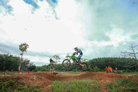 Alor Setar kedah Malaysia, 8 November 2015 -Unidentified motocross riders perform on the competes at Malaysia motocross championship 2015 first round onのeditorial素材