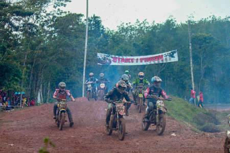 Alor Setar kedah Malaysia, 8 November 2015 -Unidentified motocross riders perform on the competes at Malaysia motocross championship 2015 first round onのeditorial素材