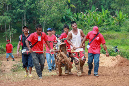 Alor Setar kedah Malaysia, 8 November 2015 -Unidentified motocross riders perform on the competes at Malaysia motocross championship 2015 first round onのeditorial素材