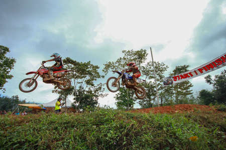 Alor Setar kedah Malaysia, 8 November 2015 -Unidentified motocross riders perform on the competes at Malaysia motocross championship 2015 first round onのeditorial素材