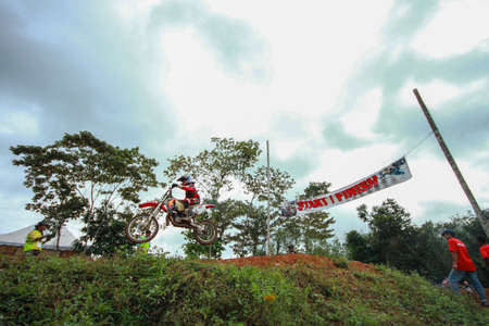 Alor Setar kedah Malaysia, 8 November 2015 -Unidentified motocross riders perform on the competes at Malaysia motocross championship 2015 first round onのeditorial素材