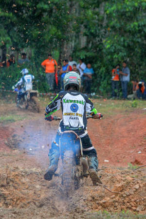 Alor Setar kedah Malaysia, 8 November 2015 -Unidentified motocross riders perform on the competes at Malaysia motocross championship 2015 first round onのeditorial素材