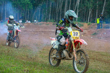 Alor Setar kedah Malaysia, 8 November 2015 -Unidentified motocross riders perform on the competes at Malaysia motocross championship 2015 first round onのeditorial素材