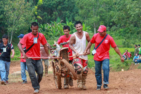 Alor Setar kedah Malaysia, 8 November 2015 -Unidentified motocross riders perform on the competes at Malaysia motocross championship 2015 first round onのeditorial素材