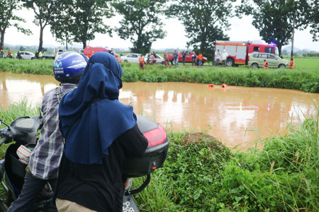 Jitra, Kedah, Malaysia - November 7, 2020 : Fire Department and Rescue Team Malaysia is searching and rescue for a victim that drown in the riverのeditorial素材