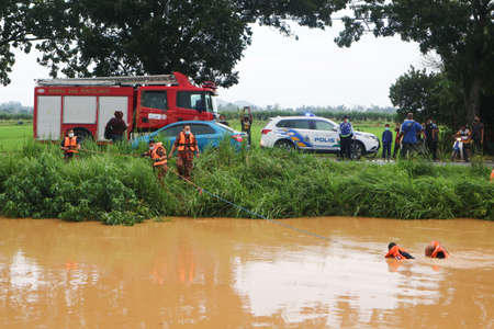 Jitra, Kedah, Malaysia - November 7, 2020 : Fire Department and Rescue Team Malaysia is searching and rescue for a victim that drown in the riverのeditorial素材