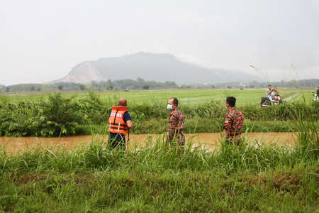 Jitra, Kedah, Malaysia - November 7, 2020 : Fire Department and Rescue Team Malaysia is searching and rescue for a victim that drown in the riverのeditorial素材
