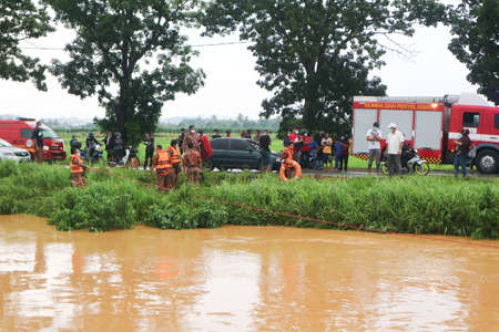Jitra, Kedah, Malaysia - November 7, 2020 : Fire Department and Rescue Team Malaysia is searching and rescue for a victim that drown in the riverのeditorial素材
