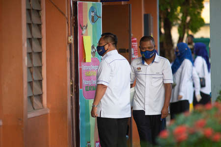 Alor Setar Kedah,Malaysia-March 1,2021:The first day of the school session for preschool students in Alor Setar during the Covid-19 pandemic season is hitting the world.のeditorial素材