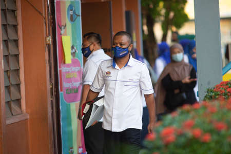 Alor Setar Kedah,Malaysia-March 1,2021:The first day of the school session for preschool students in Alor Setar during the Covid-19 pandemic season is hitting the world.のeditorial素材