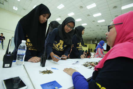 Kedah Malaysia - Circa Mei 2016 : a group of Northern Malaysia University (UUM) students in outdoor and indoor activity for team building programmer.のeditorial素材