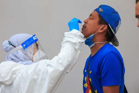 Alor Setar, Kedah, Malaysia - May 20, 2021 : Private clinic make a Swab test in  to local citizen due to Covid-19 positive cases raised up. Selective focus image with noise effectのeditorial素材