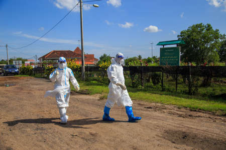 Kuala Lumpur, Malaysia may 2020 - Health workers wearing a PPE suit at graveyard during a funeral for Covid-19 victim in Kuala Lumpur.のeditorial素材