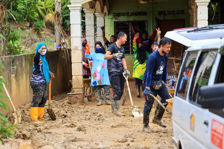 Pahang, Malaysia: January 1, 2022: A group of volunteers help clean the houses of residents affected by the worst floods to hit Malaysia in December 2021のeditorial素材