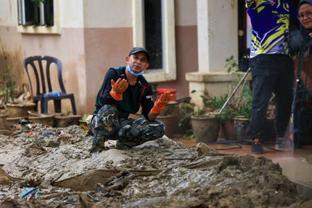 Pahang, Malaysia: January 1, 2022: A group of volunteers help clean the houses of residents affected by the worst floods to hit Malaysia in December 2021のeditorial素材