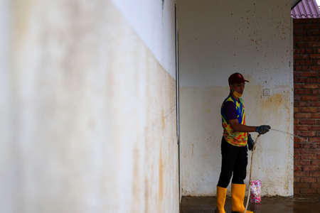 Pahang, Malaysia: January 1, 2022: A group of volunteers help clean the houses of residents affected by the worst floods to hit Malaysia in December 2021のeditorial素材