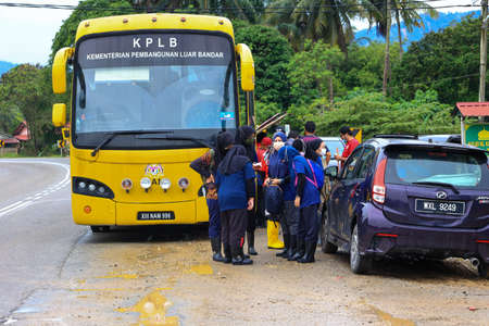 Pahang, Malaysia: January 1, 2022: A group of volunteers help clean the houses of residents affected by the worst floods to hit Malaysia in December 2021のeditorial素材