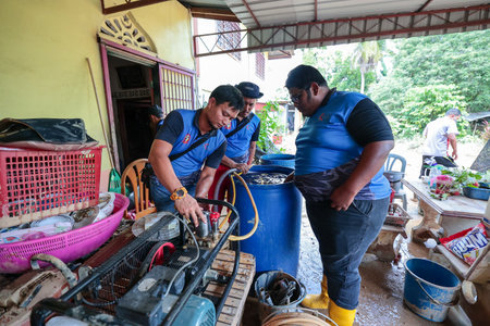 Baling ,Kedah - July 09,2022 : Clean Up Day in Baling,Kedah after aftermath of Baling hit by 'worst ever' floods . Volunteers help clean up flooded areas in Balingのeditorial素材