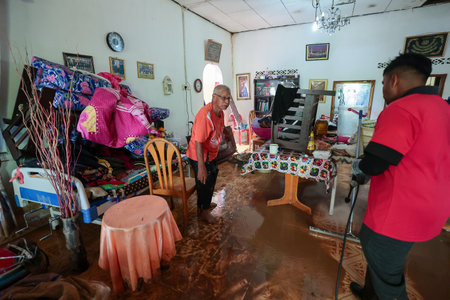 Baling ,Kedah - July 09,2022 : Clean Up Day in Baling,Kedah after aftermath of Baling hit by 'worst ever' floods . Volunteers help clean up flooded areas in Balingのeditorial素材