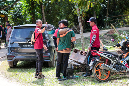 Baling ,Kedah - July 09,2022 : Clean Up Day in Baling,Kedah after aftermath of Baling hit by 'worst ever' floods . Volunteers help clean up flooded areas in Balingのeditorial素材