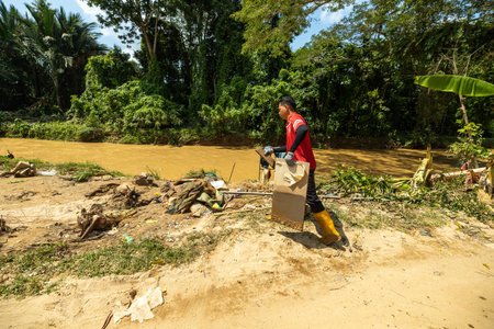 Baling ,Kedah - July 09,2022 : Clean Up Day in Baling,Kedah after aftermath of Baling hit by 'worst ever' floods . Volunteers help clean up flooded areas in Balingのeditorial素材