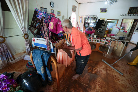 Baling ,Kedah - July 09,2022 : Clean Up Day in Baling,Kedah after aftermath of Baling hit by 'worst ever' floods . Volunteers help clean up flooded areas in Balingのeditorial素材
