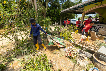 Baling ,Kedah - July 09,2022 : Clean Up Day in Baling,Kedah after aftermath of Baling hit by 'worst ever' floods . Volunteers help clean up flooded areas in Balingのeditorial素材