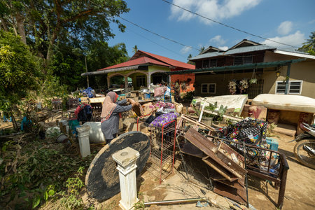 Baling ,Kedah - July 09,2022 : Clean Up Day in Baling,Kedah after aftermath of Baling hit by 'worst ever' floods . Volunteers help clean up flooded areas in Balingのeditorial素材