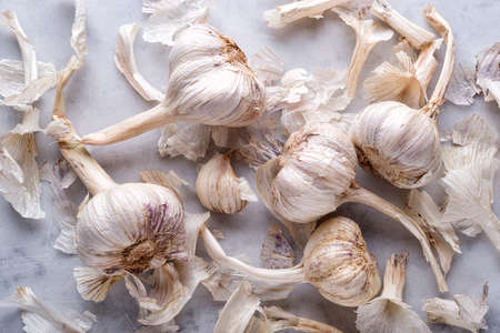Fresh raw organic garlic flat lay on a white marble table top.の写真素材