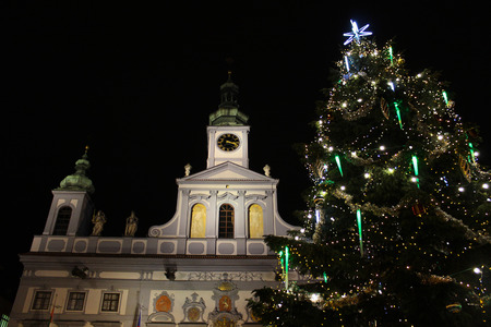 CESKE BUDEJOVICE, CZECH REPUBLIC - December 2, 2017: The historic city center. Christmas tree with town hallのeditorial素材