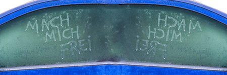 Frozen car window with a message text in German, make me free.の写真素材