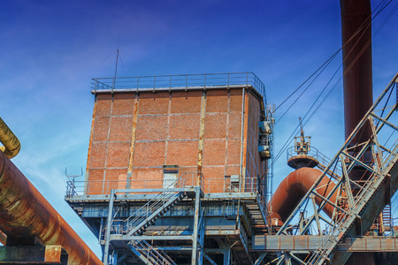 General view of an industrial plant refinery, consisting of pipes and towers of heavy industry.のeditorial素材