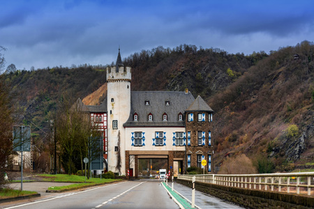 Castle of the Leyen, road passing the castle near Kobern Gondorf on the Moselle River, Germany.のeditorial素材
