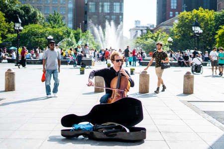 Local artist playing Celllo in Washington square park , Manhattan , New york city , United States of America - September 2 , 2018のeditorial素材