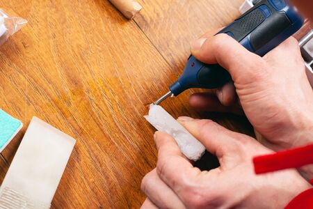 the master closes the scratch chipped. restoration of laminate parquet and wooden furniture...