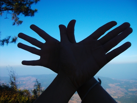 The view from the top of Phurua Peak,Phu Ruea National Park through hands birdの写真素材