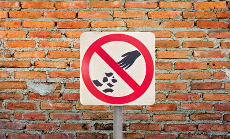 no littering warning sign isolated on wallの写真素材