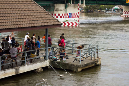 BANGKOK THAILAND - OCTOBER 28 : Thai people are fishing at Chao Phraya River on October 28, 2011 in Bangkok, Thailand.のeditorial素材