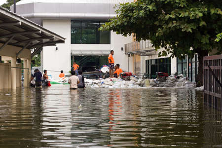 BANGKOK, THAILAND - OCTOBER 30 : People helping to drain the water out from the building on October 30,2011  Bangkok, Thailand.のeditorial素材