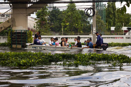 BANGKOK, THAILAND - OCTOBER 30 : Rescue teams helping people to get home during the worst flooding in decades on October 30,2011  Bangkok, Thailand.のeditorial素材