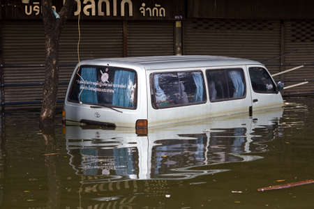 BANGKOK, THAILAND - OCTOBER 30 : Car swamping in flood water on October 30,2011  Bangkok, Thailand.のeditorial素材