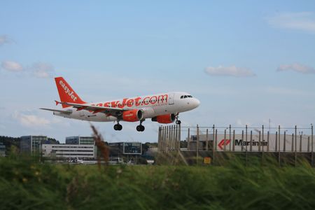 July 17th 2010: Easyjet G-EZBN Airbus A319-111 landing on Amsterdam Airportのeditorial素材
