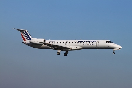 October, 22nd 2011, Amsterdam Schiphol Airport F-GRGD Air France Régional Embraer ERJ-145EP landing on Polderbaanのeditorial素材