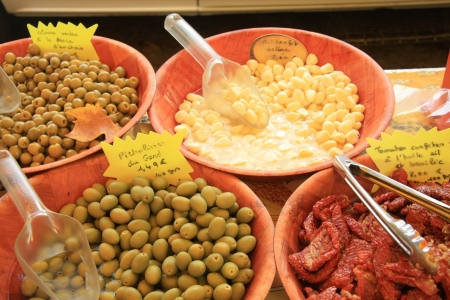 Different sorts of olives on a market in the Provence, Franceのeditorial素材