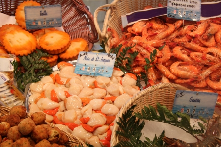 Fresh fish, displayed on ice at a fish marketのeditorial素材