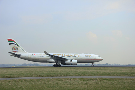 March, 24th 2015, Amsterdam Schiphol Airport  A6-EYT Etihad Airways Airbus A330-200   landing on Polderbaan Runwayのeditorial素材