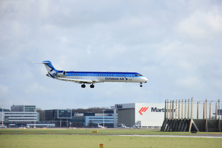 Amsterdam, The Netherlands, april 11, 2015:ES-ACC Estonian Air Canadair CL-600-2D24 Regional Jet CRJ-900ER  approaching runway 09-27 Buitenveldertのeditorial素材