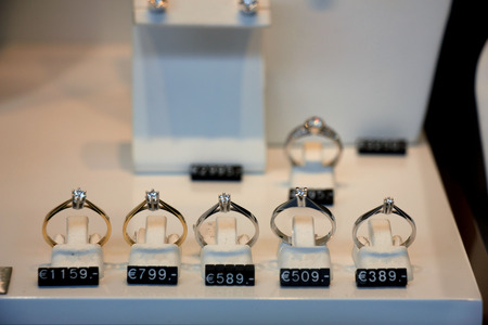 Diamond engagement rings in a shop window (text on label: price and product information in Dutch)の写真素材