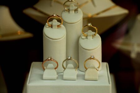 Solitaire Diamond engagement rings in a shop windowの写真素材