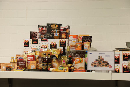 Beverwijk, the Netherlands, October 26th 2018: gift basket content on display at a wholesale. These gift baskets or Christmas hampers are bought by companies and given to employees or customers: Tag: product information in Dutchのeditorial素材